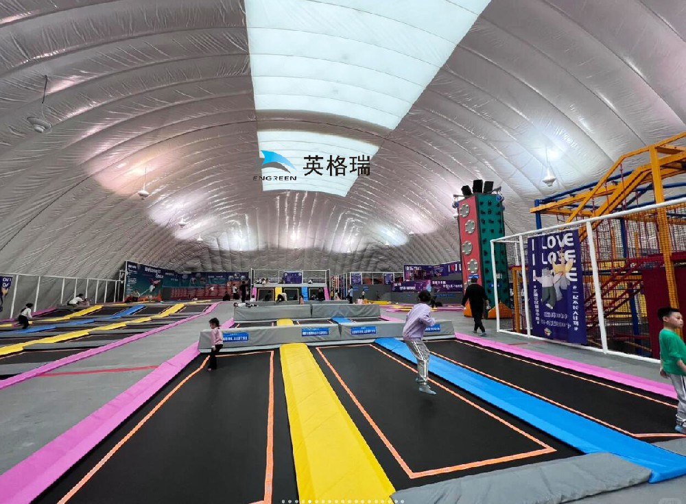 搭建一個(gè)氣膜蹦床館，為孩子們營(yíng)造一個(gè)游樂天堂